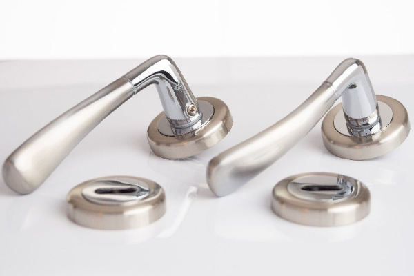 Sonnato Florence Satin Chrome Lever On Rose C/W Escutcheon - Woodworkers.ie -