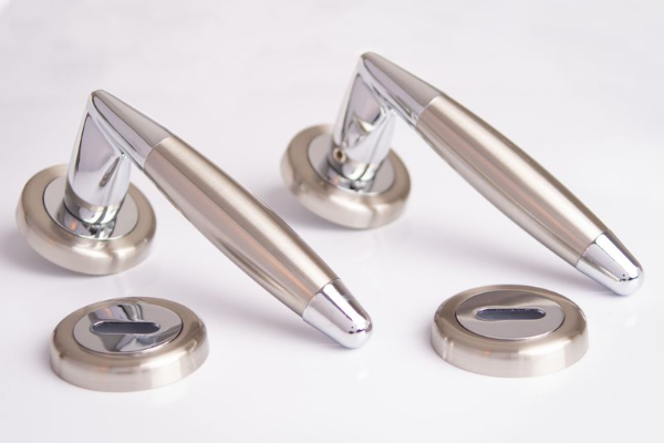 Sonnato Navona Lever On Rose Satin Nickel C/W Escutcheon - Woodworkers.ie -