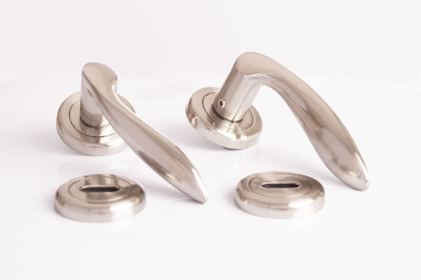 Sonnato Pieta Satin Chrome Lever On Rose C/W Lock & Escutcheon - Woodworkers.ie -