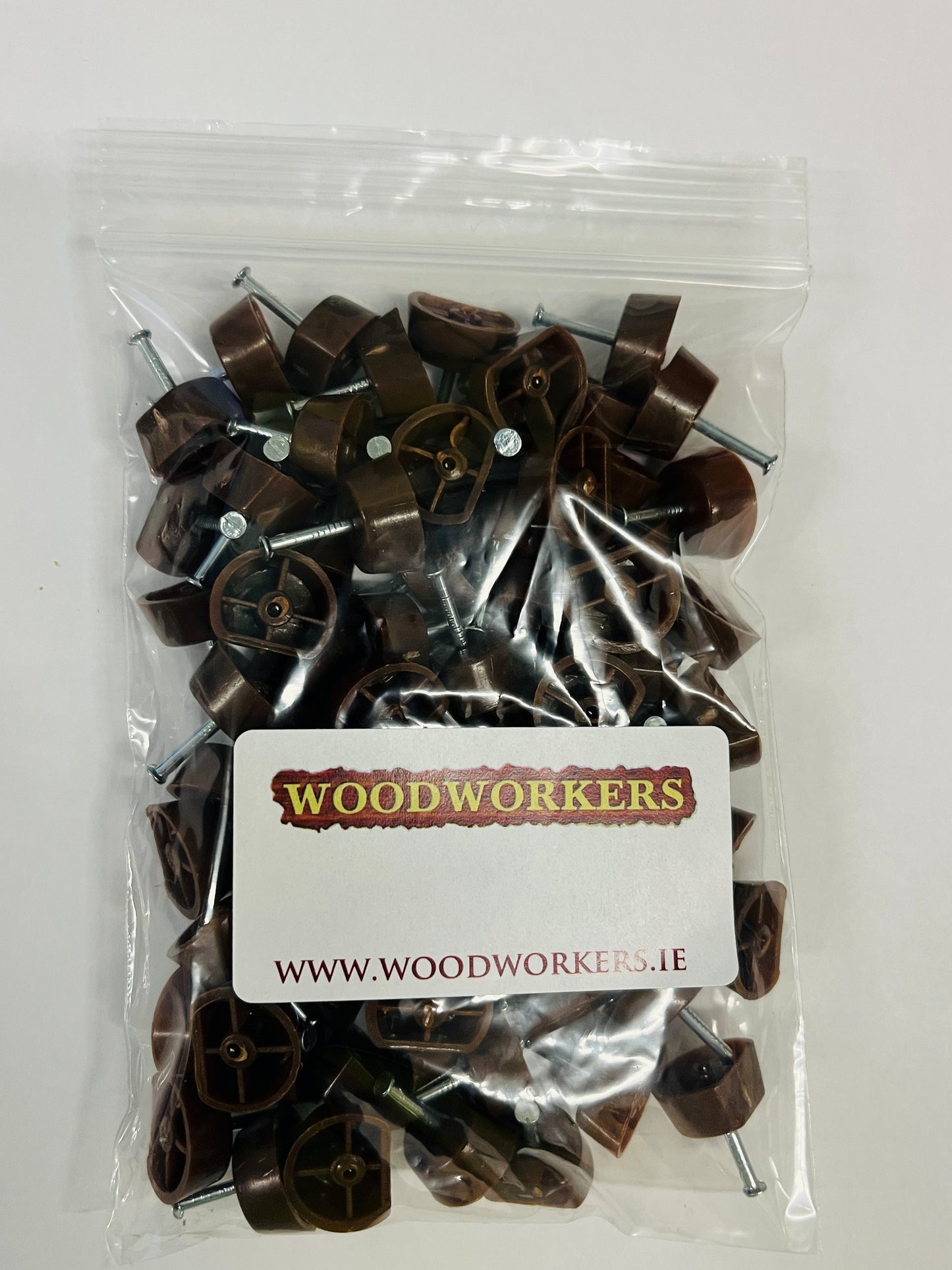 PLASTIC SHELF STUDS BROWN