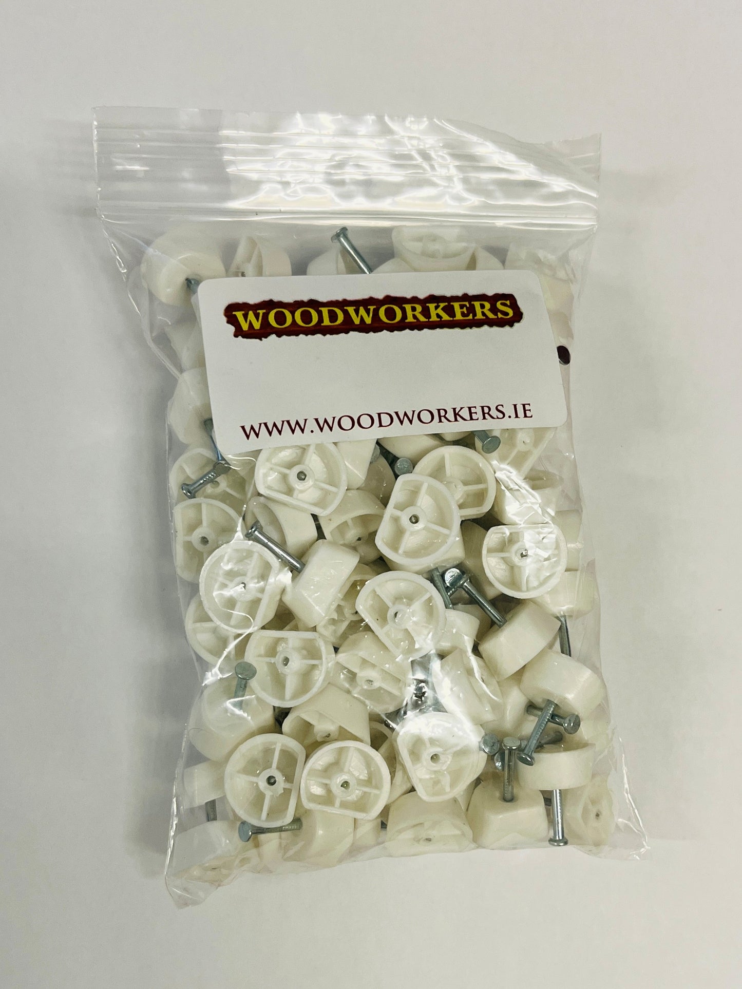 PLASTIC SHELF STUDS WHT